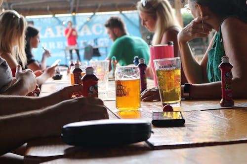 Základová fotografie zdarma na téma alkoholické nápoje, bar, dřevěný stůl