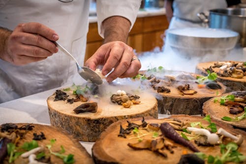 Chef Kok Plantaardige Schotel Op Boomplaat Voorbereiden