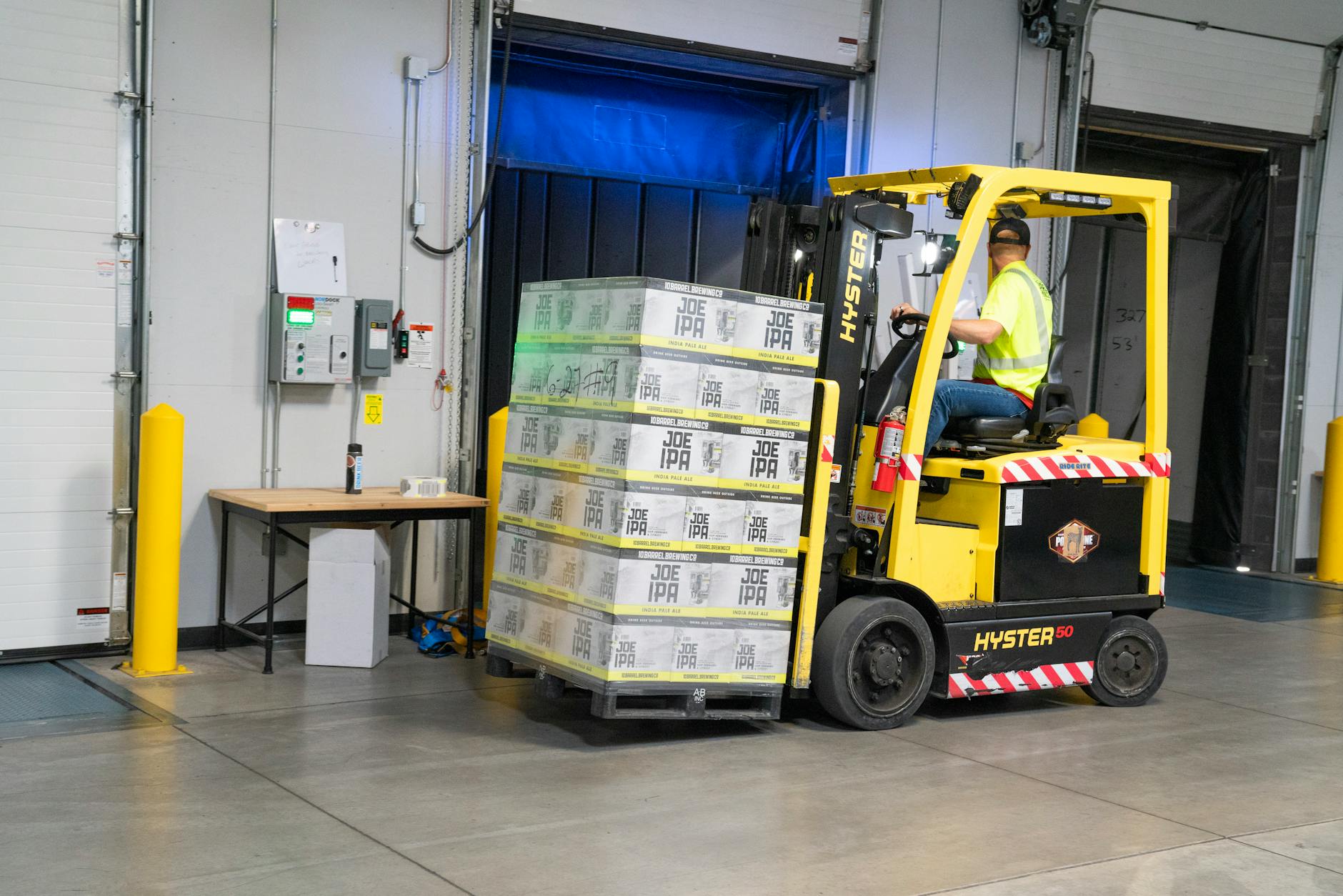 Ein Gabelstapler beim Beladen eines LKW's über eine Laderampe