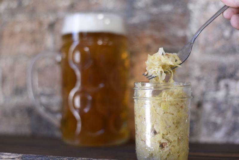 Fermentations-Setup mit Gläsern und frischem Gemüse