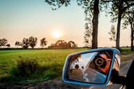 摄影师在日出时利用汽车后视镜捕捉乡村景色