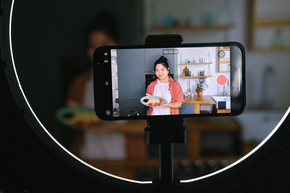 深夜にスマホで観たくなる料理動画チャンネル5本、刺さり方の違いを並べてみた