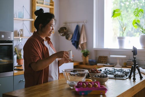 Gratis stockfoto met aanrecht, Aziatische vrouw, binnen