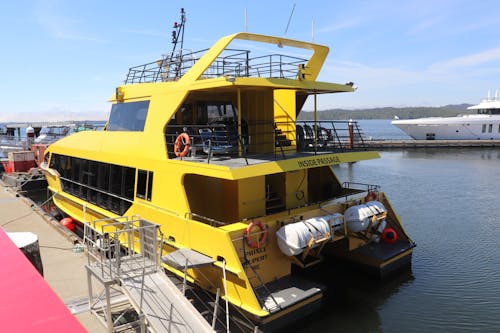 Бесплатное стоковое фото с водный транспорт, гавань, желтый корабль