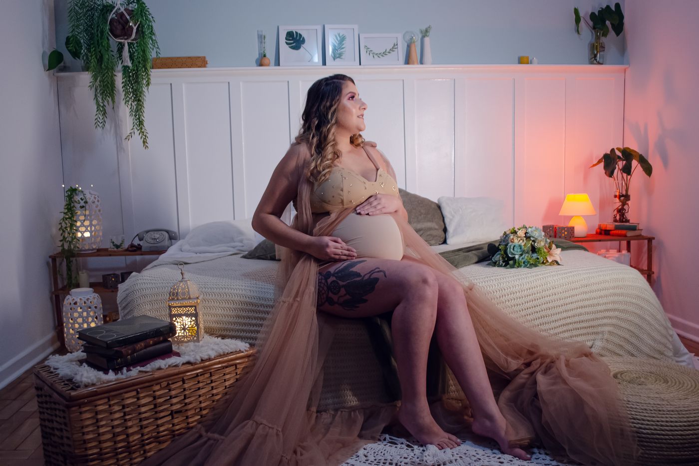 Future maman en robe beige se reposant dans une chambre douce et chaleureuse
