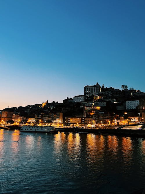 Fotobanka s bezplatnými fotkami na tému budovy, douro river, mesto