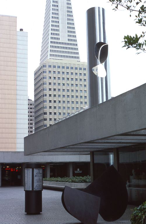 Free Contemporary urban scene featuring a striking skyscraper and modern architecture elements. Stock Photo