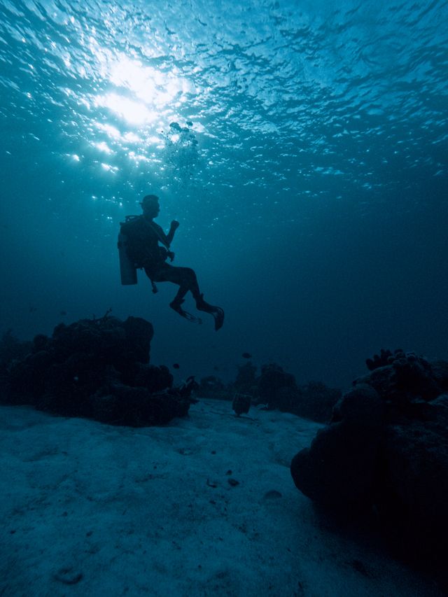 Persona explorando el fondo marino con un propulsor de buceo