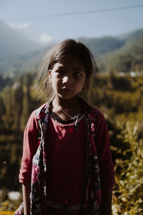Free Portrait of a young girl in the Himalayas, captured in natural light with a scenic backdrop. Stock Photo