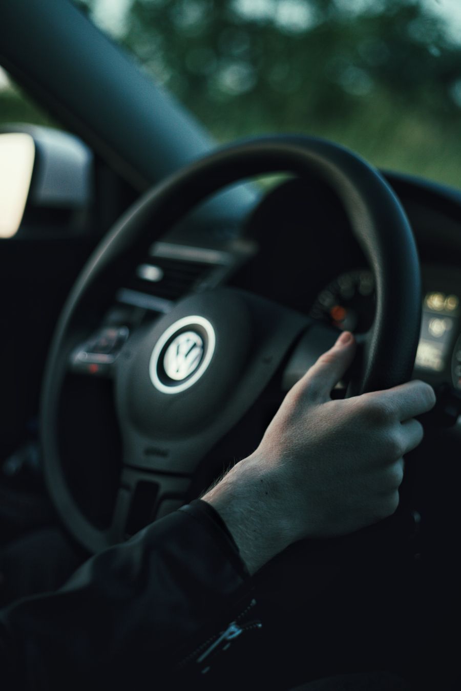 Manos tranquilas sobre el volante