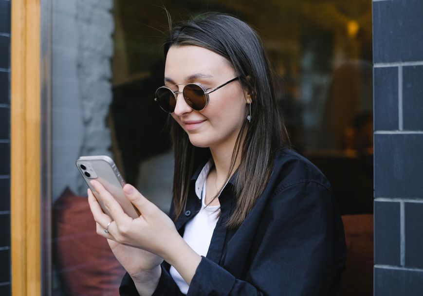 Online dating: starting a conversation on a niche platform