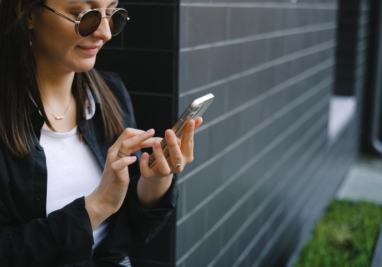 Online dating: starting a conversation on a niche platform
