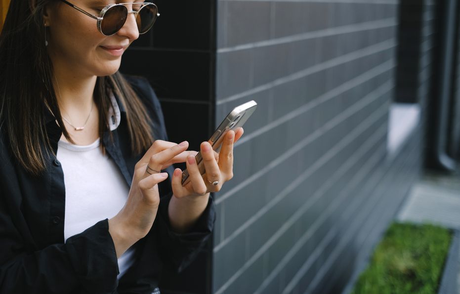 Online dating: starting a conversation on a niche platform