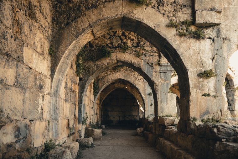 Weathered arches of a ruined hall — photo by Aysegul Aytoren on Pexels