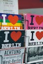 柏林商店展示着印有“我爱柏林”设计的充满活力的明信片