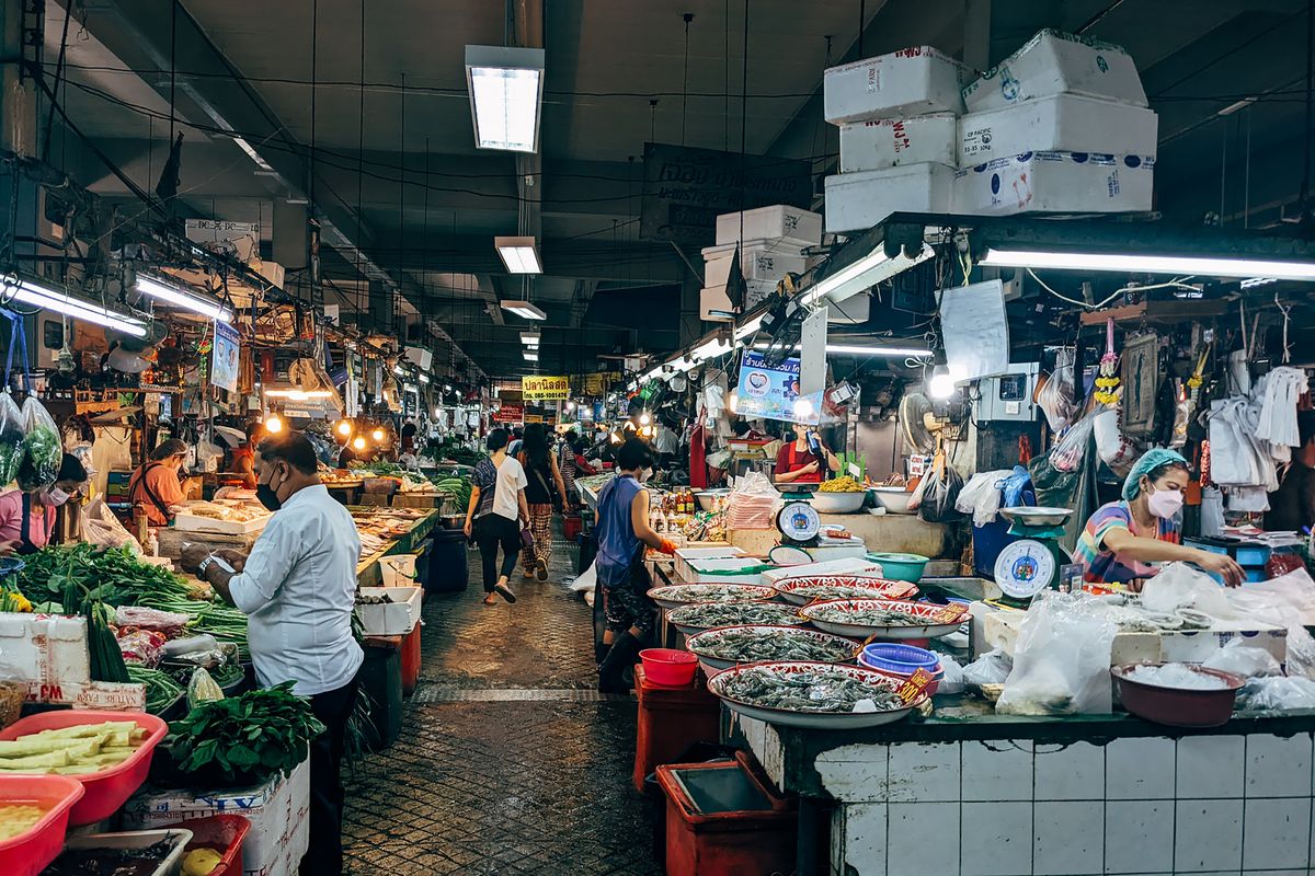 Ruang pasar tertutup dengan stok bekalan makanan tersusun