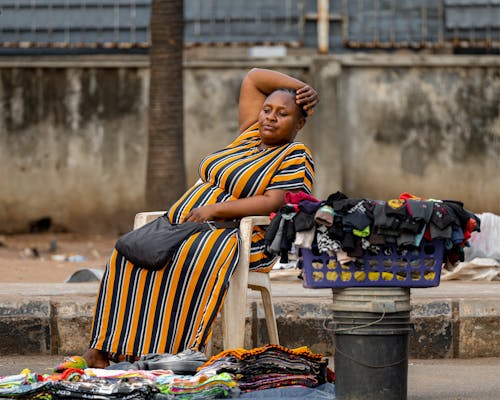 Gratis lagerfoto af afrikansk kvinde, by, byens gader