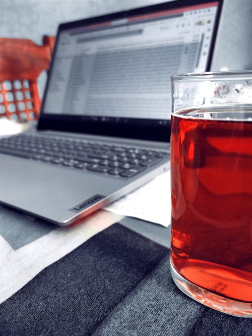 Imagine de stoc gratuită din ceai pe masa laptopului