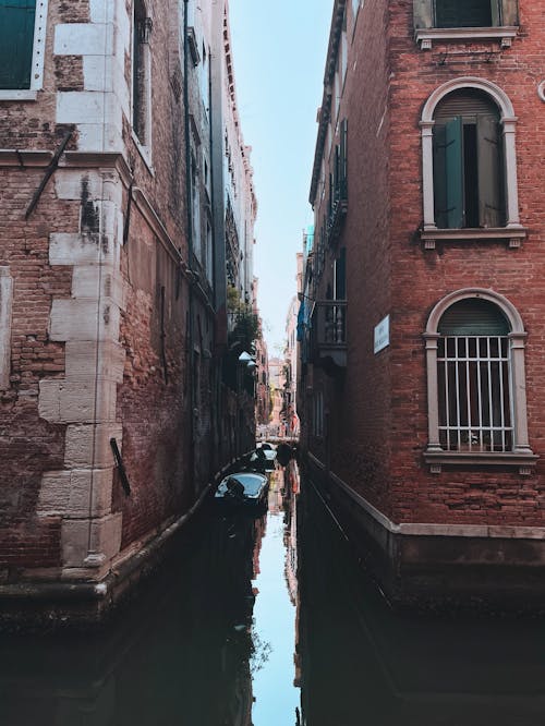 Fotobanka s bezplatnými fotkami na tému bytové domy, drevené člny, gondola