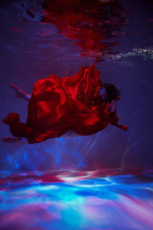 Foto stok gratis di bawah air, gaun merah, kolam