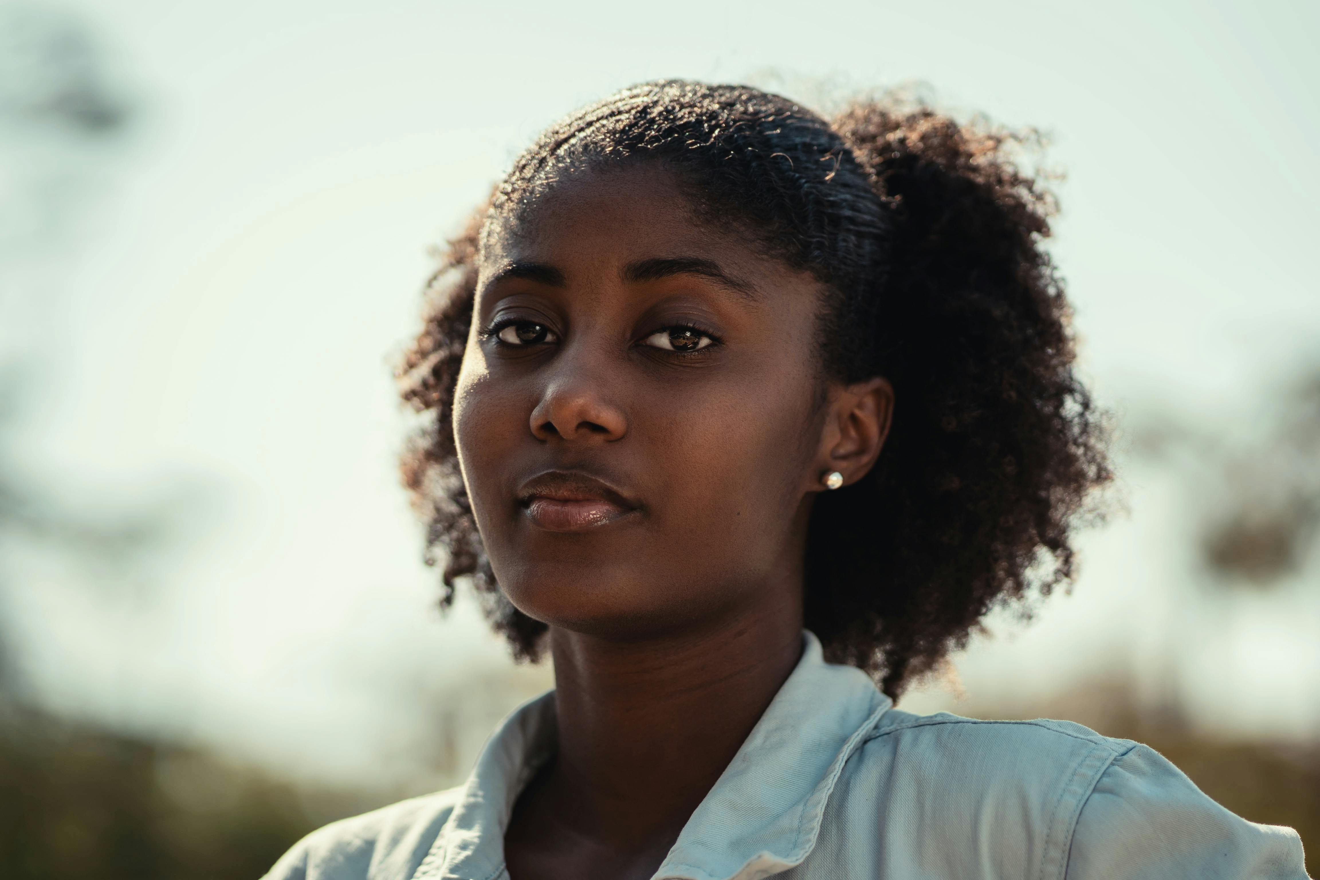 Two Teenage Girls with Afro Curly Hair Talking · Free Stock Photo