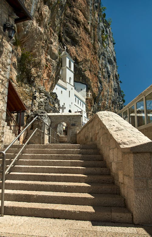 Ilmainen kuvapankkikuva tunnisteilla jyrkänne, kallio, luostari