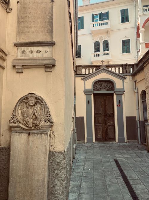 Free A captivating view of a historic European building entrance adorned with intricate sculptures. Stock Photo