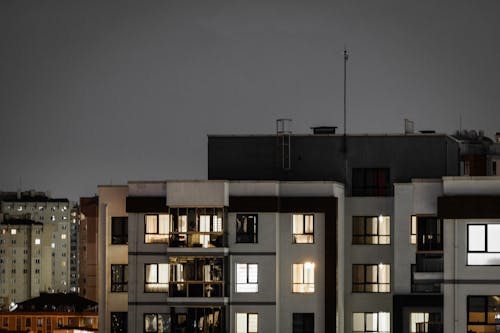Kostenloses Stock Foto zu abend, apartmentgebäude, balkone