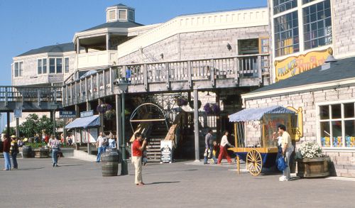 Free Vibrant street market scene under a clear sky, bustling with people shopping and exploring. Stock Photo