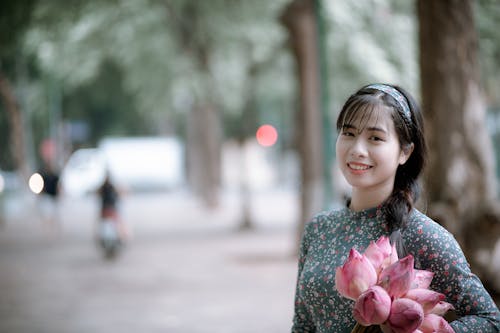 Photographie D'inclinaison Décalage D'une Femme Portant Des Fleurs Roses