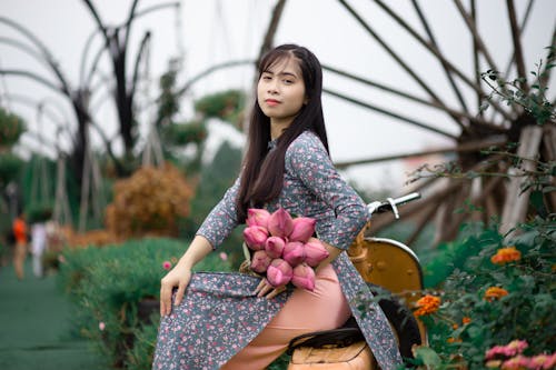 Mulher Sorridente Usando Vestido Floral Cinza E Multicolorido De Mangas Compridas