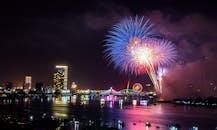 壮观的烟花照亮了汉河夜空和岘港天际线