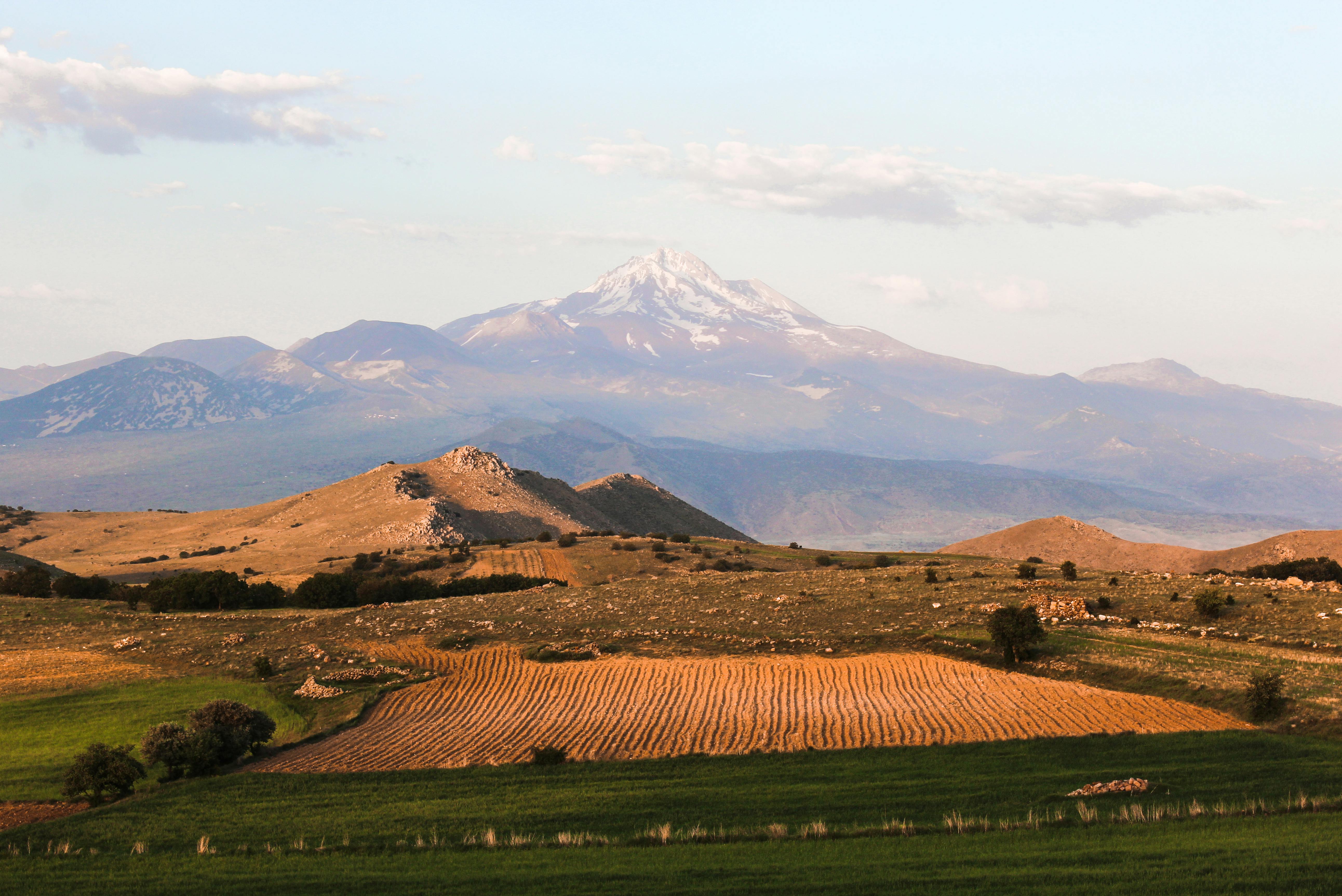 Beautiful landscape with Mount Erciyes in Kayseri, Türkiye, showcasing nature's majesty.