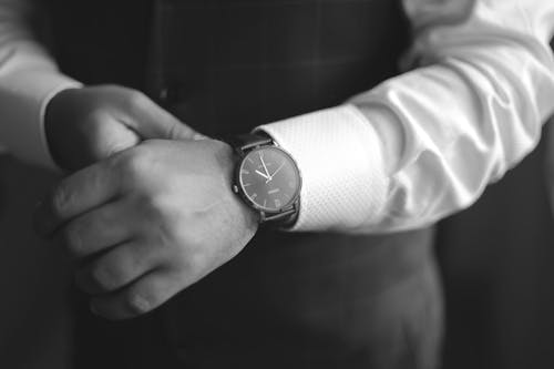 免費 Analog Watch 美國手錶品牌, 單色, 手 的 免費圖庫相片 圖庫相片