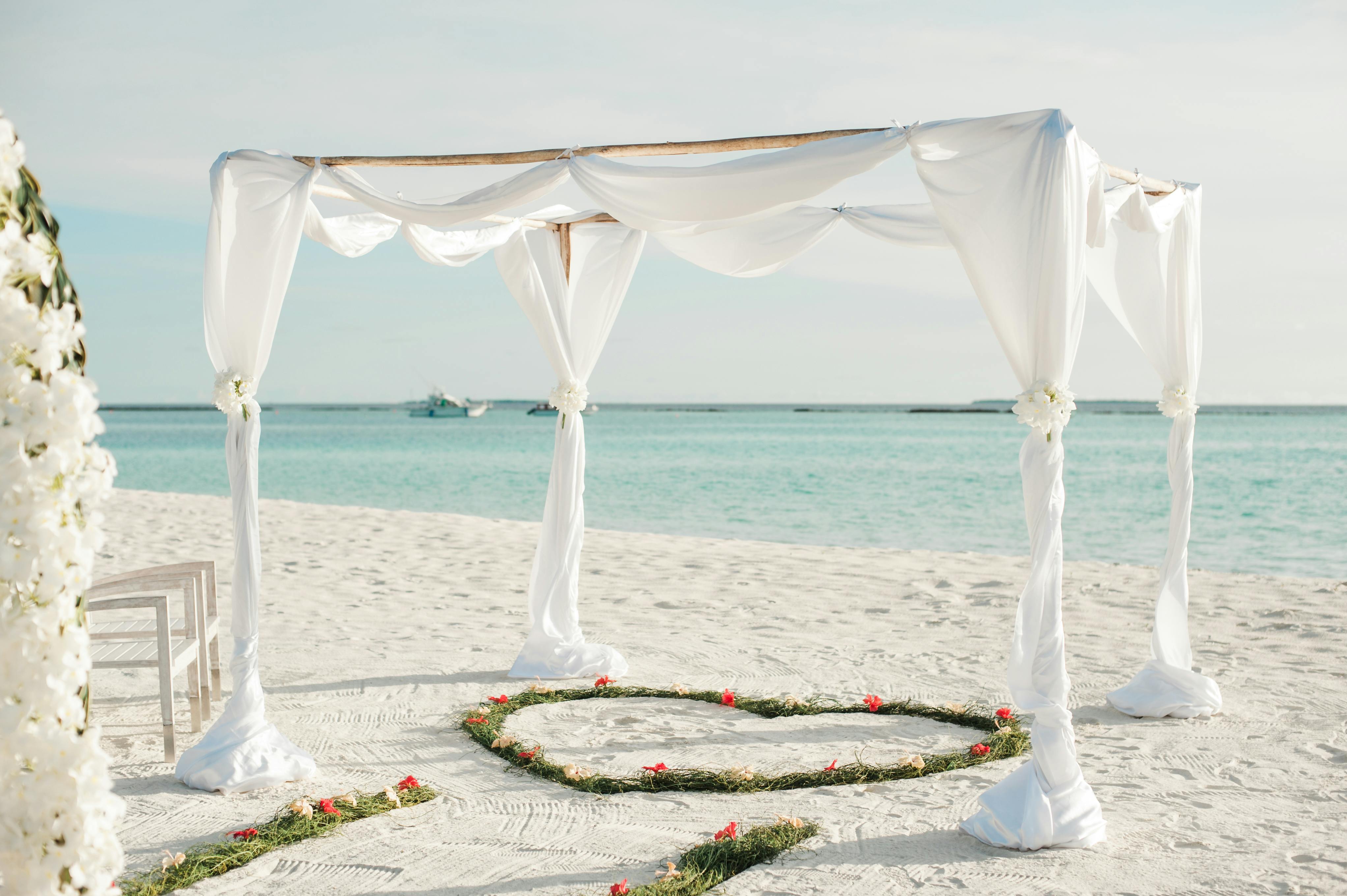 Cùng chiêm ngưỡng hình ảnh đám cưới trên bãi biển đầy lãng mạn, với những bức hình ghi lại những khoảnh khắc cười tươi, hạnh phúc của đôi uyên ương trên cát trắng, sóng vỗ. Một ngày trọng đại sẽ trở nên đặc biệt hơn khi bạn lưu giữ những khoảnh khắc ngọt ngào này với đám cưới trên bãi biển.