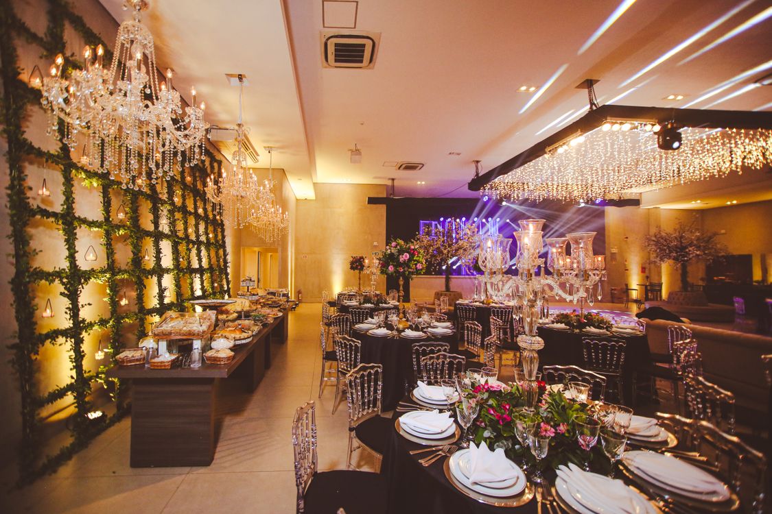 Grande salle de banquet décorée avec lustres et arrangements floraux pour un mariage à Toulouse