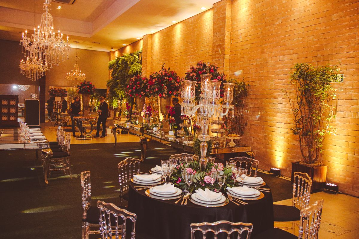 Pin spot lighting on a centerpiece