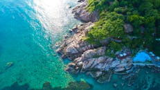 热带海岸线的无人机景观，清澈碧绿的海水和郁郁葱葱的绿色植物