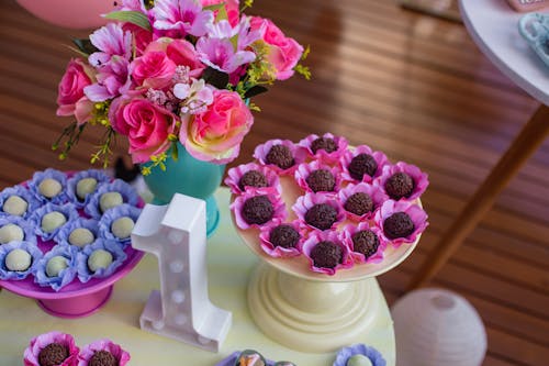 Gratis lagerfoto af blomster, chokolade, cupcakes