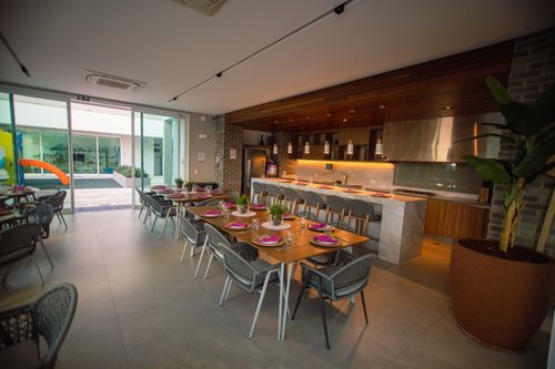 Free Contemporary restaurant interior with elegant dining tables and chic decor, offering a sophisticated dining experience. Stock Photo