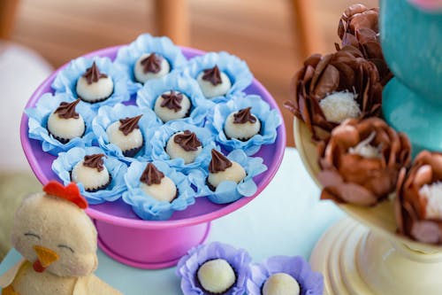 çikolata, cupcake'ler, dekorasyon içeren Ücretsiz stok fotoğraf