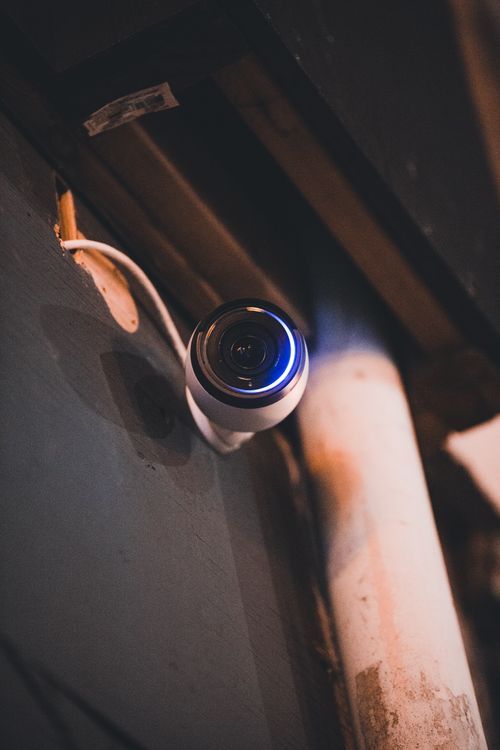 Câmera de segurança instalada em parede de ambiente interno profissional