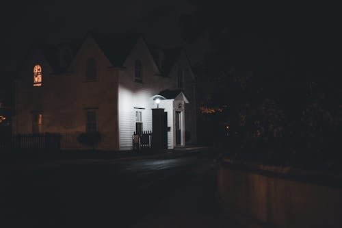 açık, aydınlatılmış, ev içeren Ücretsiz stok fotoğraf