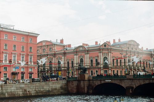 Free Scenic view of a historic bridge and picturesque building facade alongside a river. Stock Photo