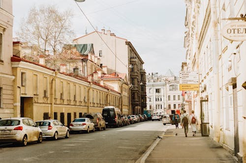 Foto profissional grátis de andando, calçada, centro da cidade