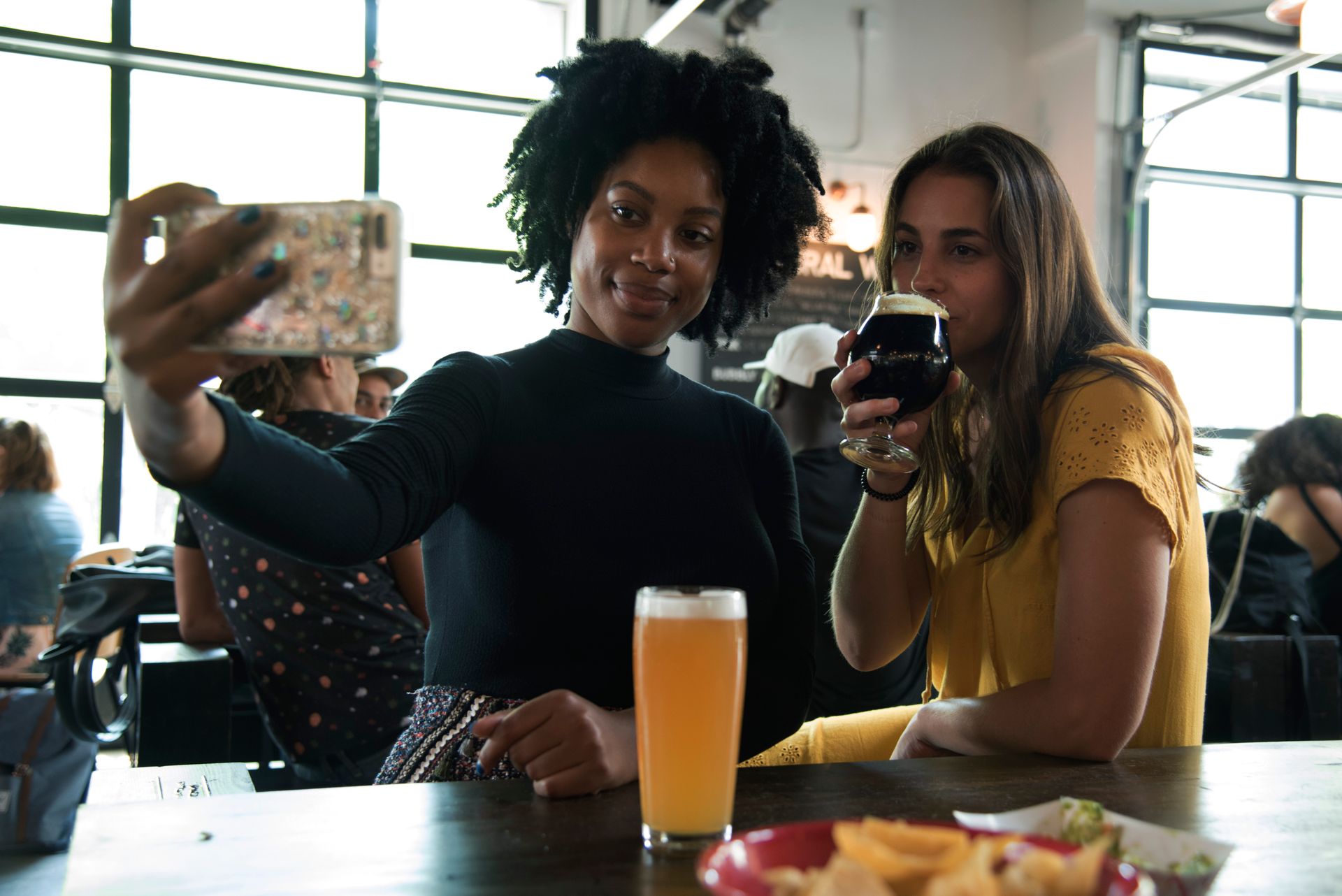 Clientes em pub degustando cervejas artesanais