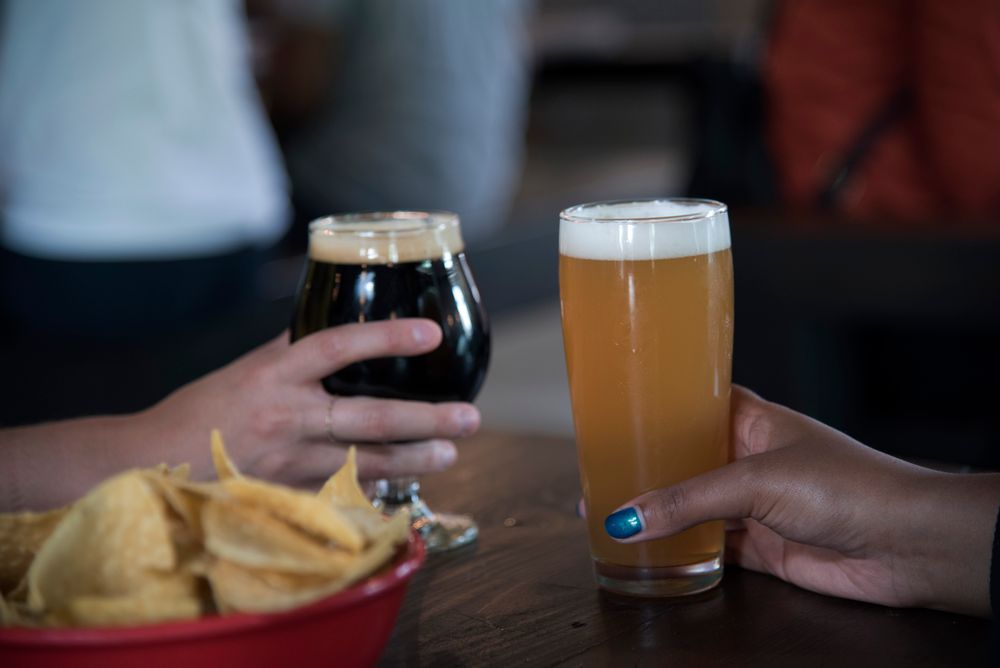 Copos de cerveja artesanal em degustacao no balcao