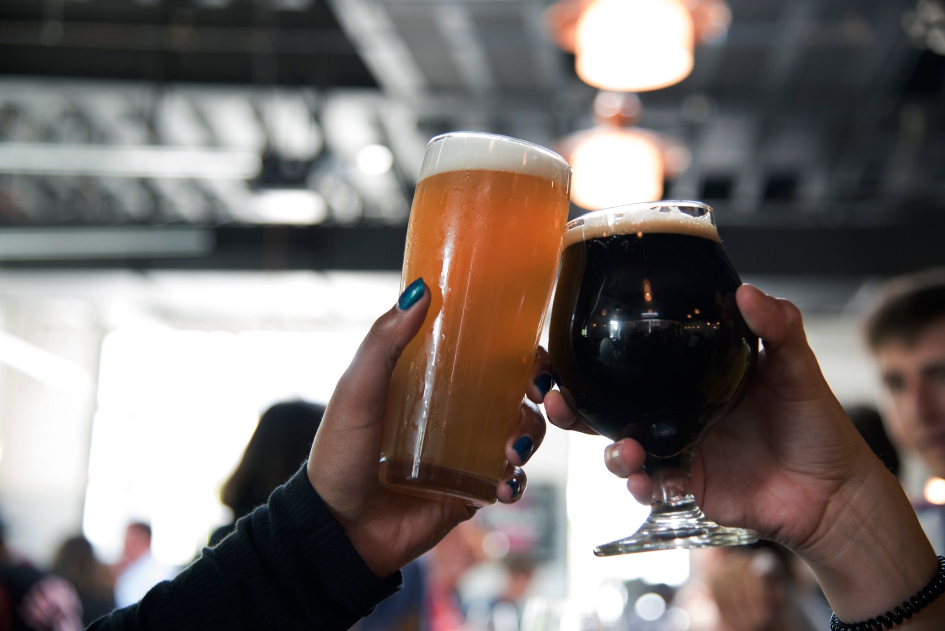 Brinde final com cervejas artesanais em pub