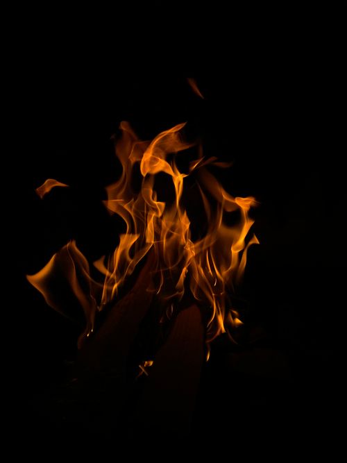 Free Captivating flames dance against a dark backdrop, creating a dramatic visual. Stock Photo