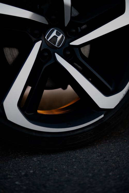 Free Close-up of the Wheels of a Car Stock Photo